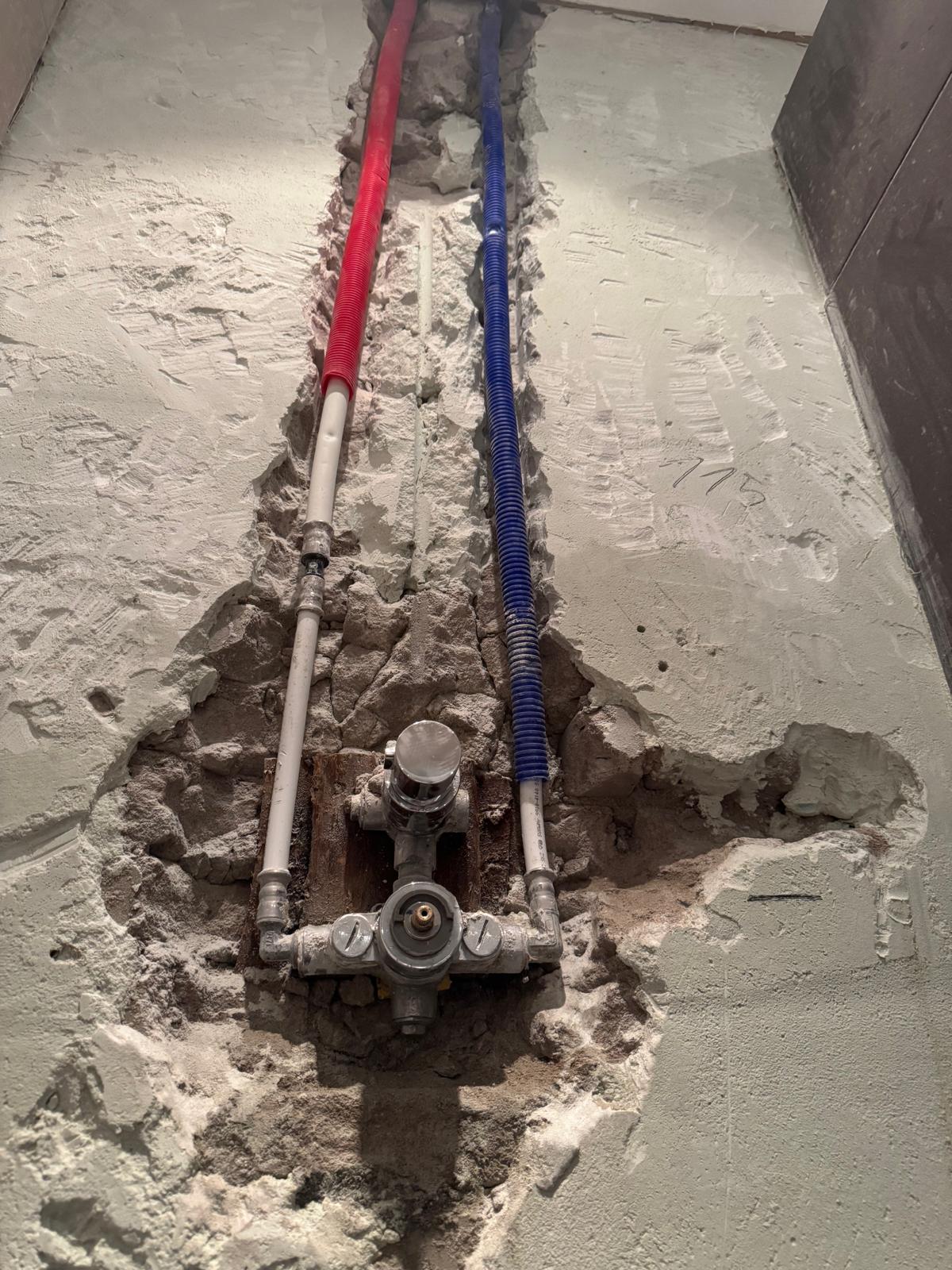 Ingefreesde warm- en koudwaterleidingen met inbouwkraanwerk