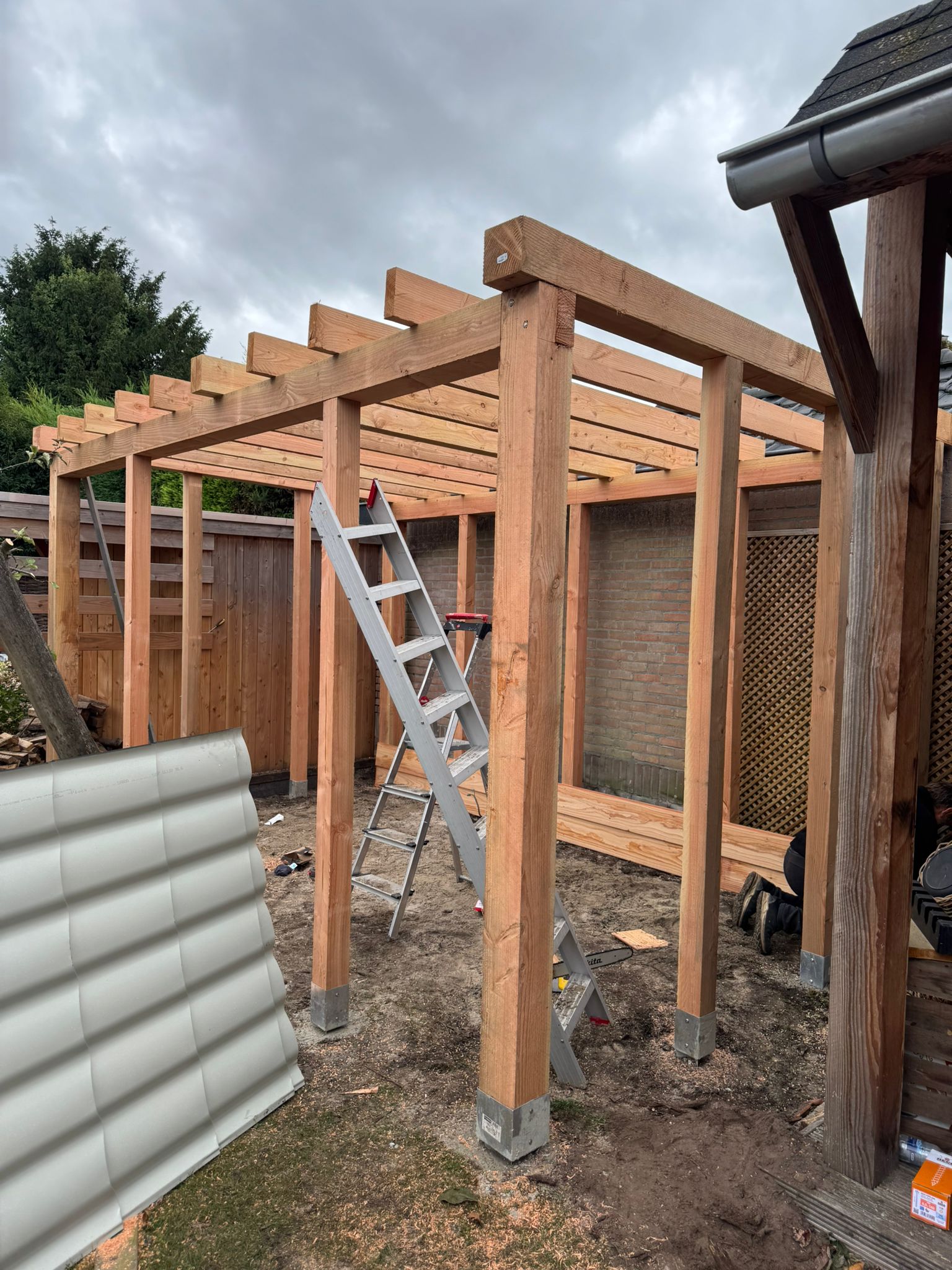 schuttingpanelen + betonpalen plaatsen