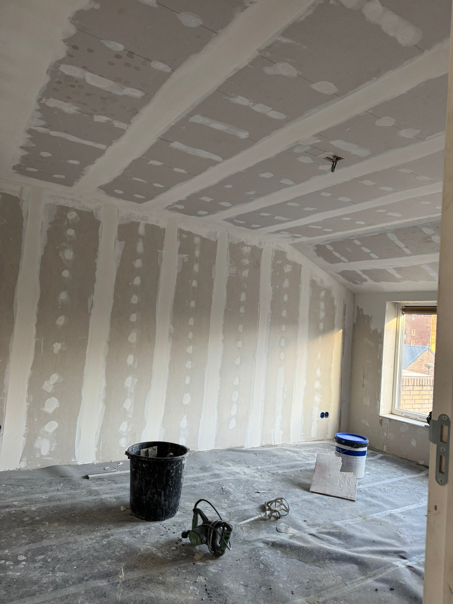 plafond met afgeplakte gipsplaat-naden