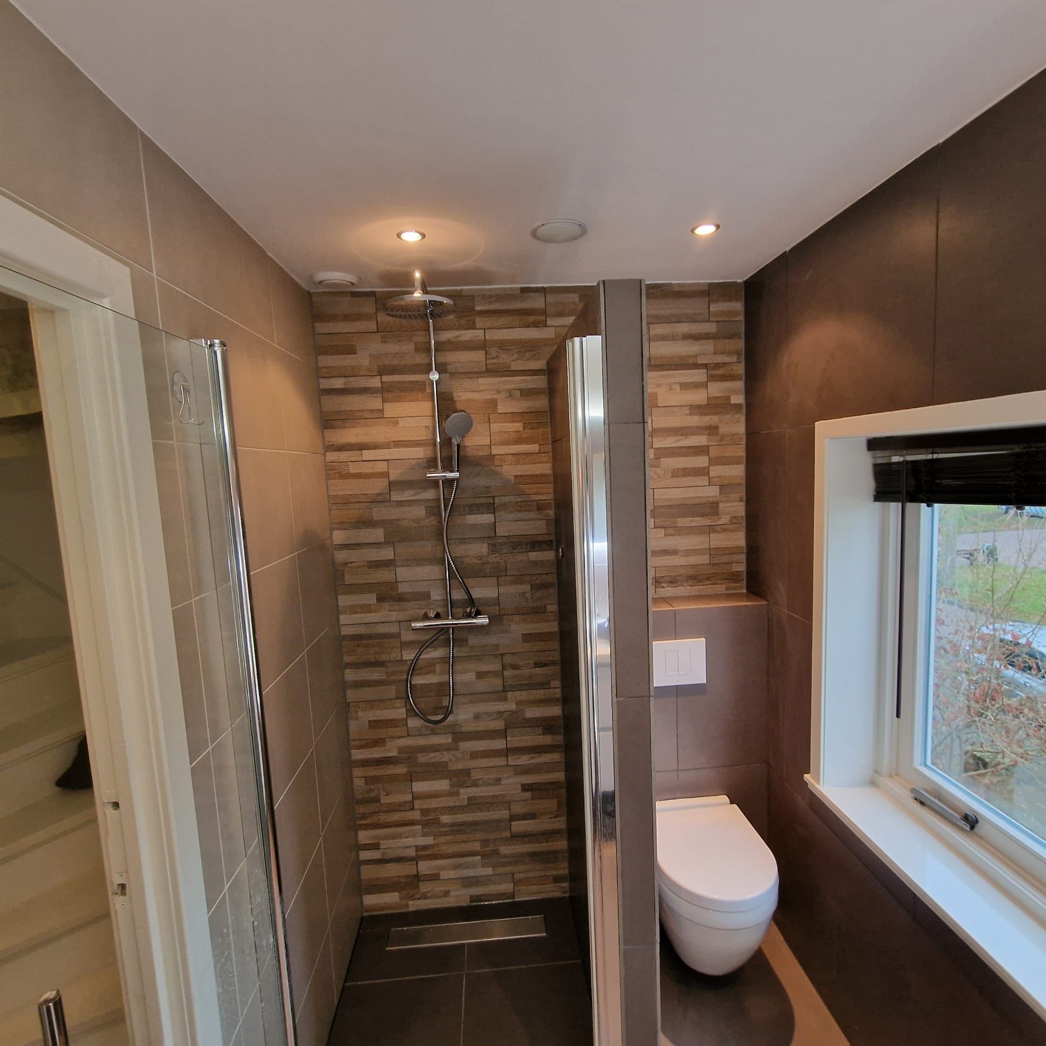 afgewerkte luxe badkamer, hout-look tegels + toilet